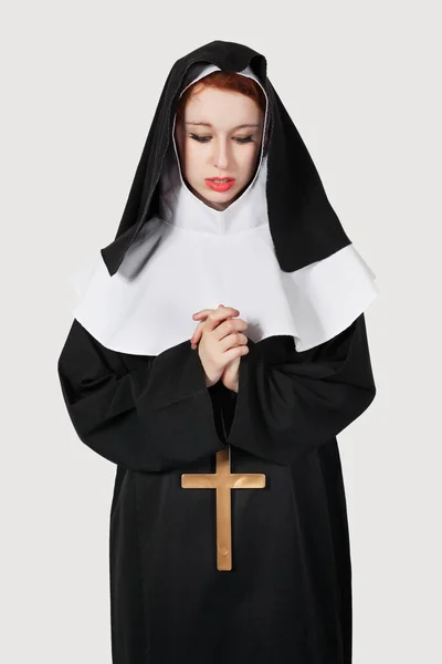 Junge Nonne Mit Kreuz Betet Vor Grauem Hintergrund — Stockfoto