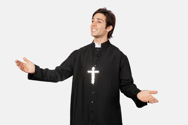 Junger Mann Priesterkostüm Gestikuliert Vor Grauem Hintergrund — Stockfoto