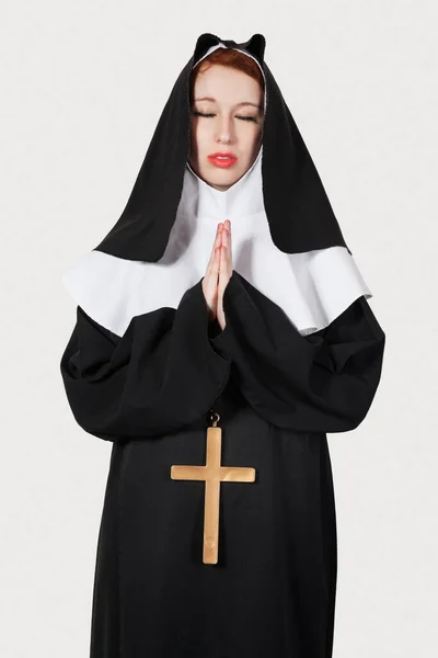 Junge Nonne Betet Vor Grauem Hintergrund — Stockfoto