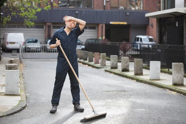 Müder Junger Männlicher Straßenkehrer — Stockfoto