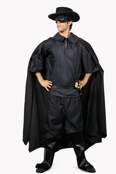 Tutta Lunghezza Del Giovane Vestito Come Zorro Sullo Sfondo Grigio — Foto Stock