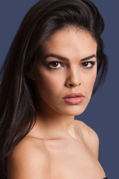 Retrato Cerca Una Hermosa Joven Sobre Fondo Azul —  Fotos de Stock