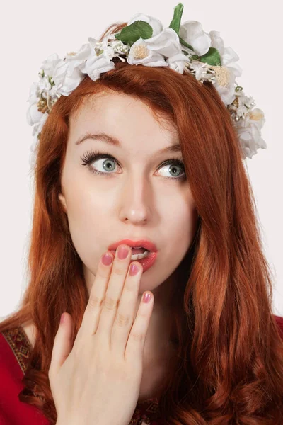 Jovem Chocada Traje Princesa Antiquado Olhando Para Longe Contra Fundo — Fotografia de Stock