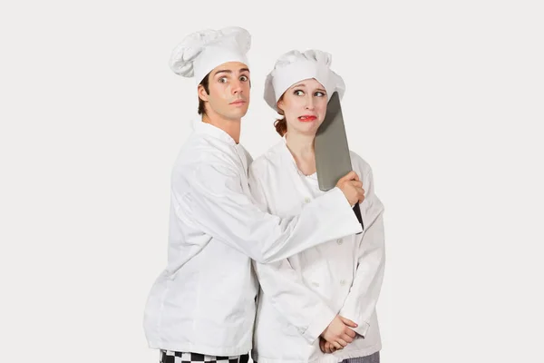 Porträt Eines Männlichen Kochs Der Eine Kollegin Vor Grauem Hintergrund — Stockfoto