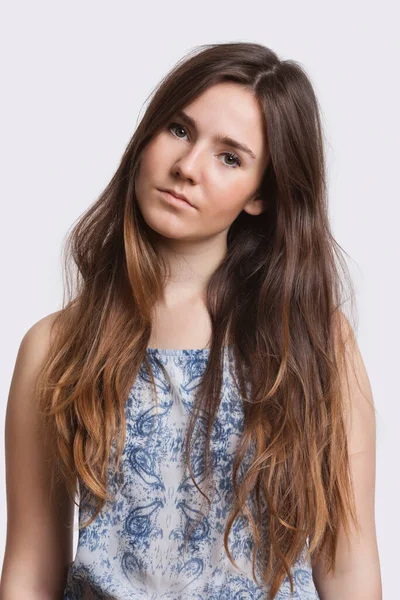 Retrato Uma Jovem Mulher Séria Sobre Fundo Branco — Fotografia de Stock