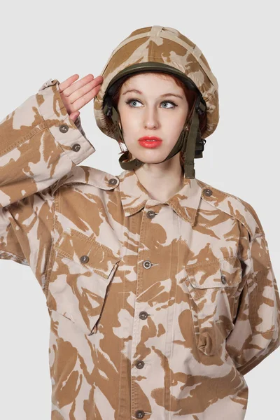 Mujer Joven Uniforme Militar Saludando Contra Fondo Gris —  Fotos de Stock