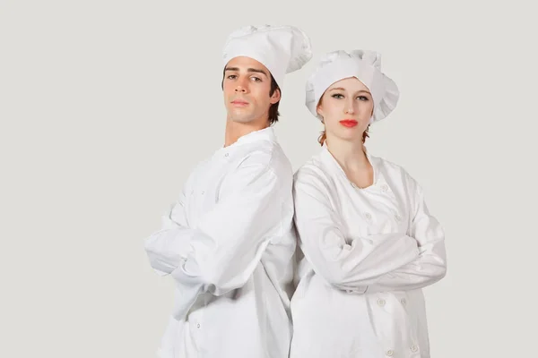 Portret Van Twee Zelfverzekerde Chefs Met Armen Gekruist Tegen Grijze — Stockfoto