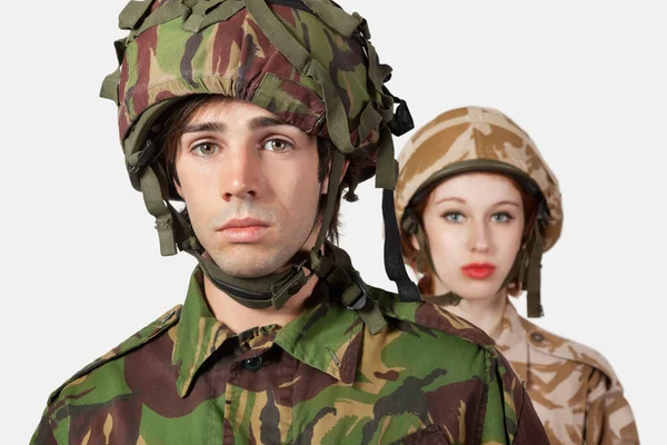 Portrét Mladého Muže Ženy Vojenských Šatech Šedém Pozadí — Stock fotografie