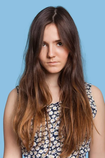 Portrait Jeune Femme Sérieuse Sur Fond Bleu — Photo