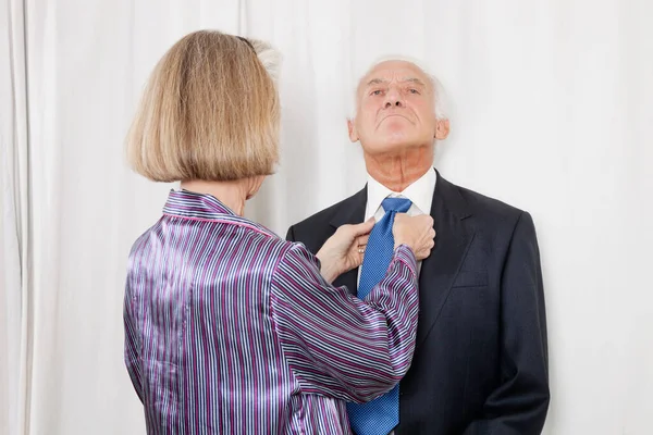 Seniorin Passt Krawatte Ihres Mannes — Stockfoto