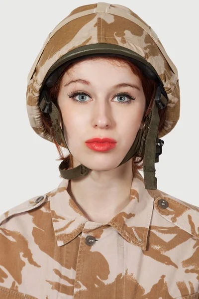 Portrét Mladé Ženy Vojenské Uniformě Šedém Pozadí — Stock fotografie