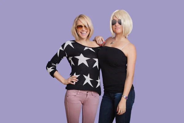 Портрет Двух Красивых Мультиэтнических Женщин Улыбающихся Фиолетовом Фоне — стоковое фото