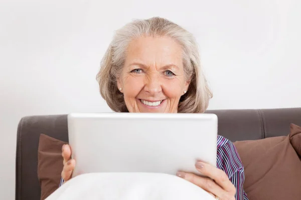 Portrait Femme Âgée Heureuse Avec Tablette Numérique Maison — Photo