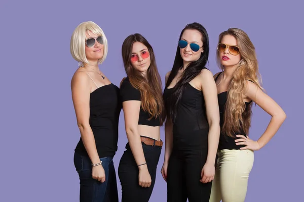 Retrato Dos Hermosas Mujeres Multiétnicas Sonriendo Sobre Fondo Púrpura — Foto de Stock