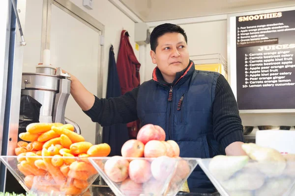 Male Vendor Juice Center — Stock Photo, Image