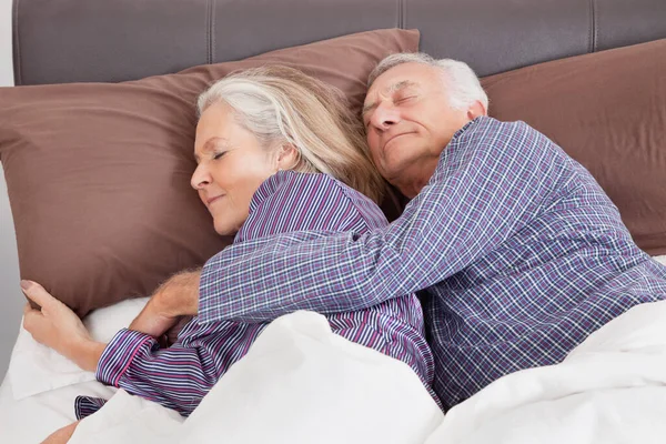 Couple Sénior Romantique Dormant Sur Lit Maison — Photo