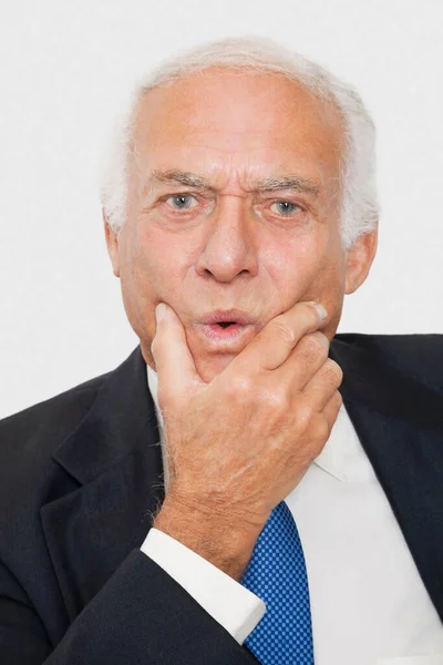 Portret Van Verdachte Oudere Zakenman Tegen Witte Achtergrond — Stockfoto