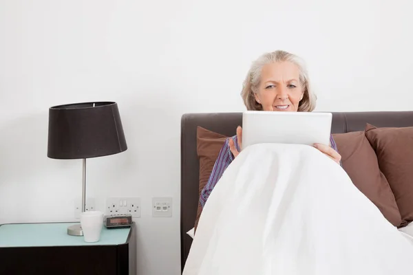 Oudere Vrouw Die Thuis Digitale Tablet Gebruikt — Stockfoto