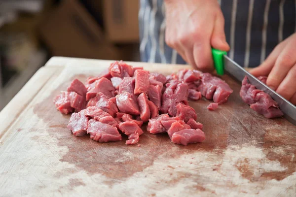 Mãos Açougueiro Cortando Carne Por Faca — Fotografia de Stock