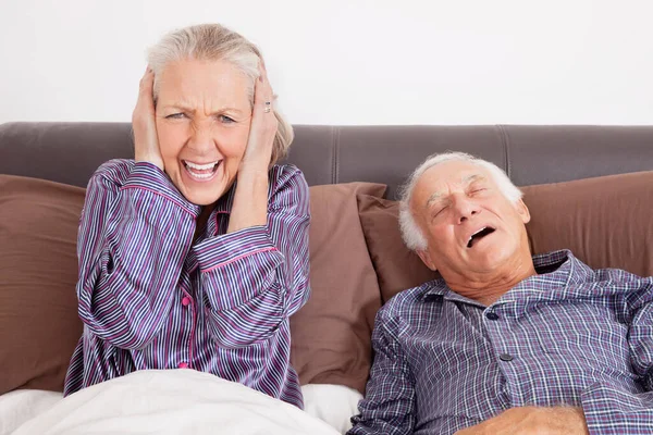 Retrato Chocado Sentado Com Marido Dormindo Cama Casa — Fotografia de Stock