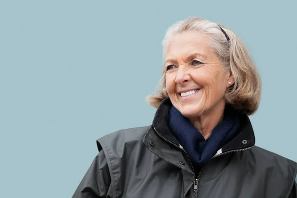 Mavi Arka Plana Bakan Mutlu Yaşlı Kadın — Stok fotoğraf