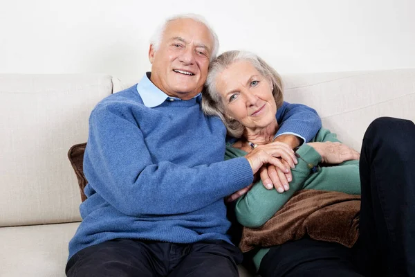 Evdeki Kanepede Oturan Kolları Eşine Dolanmış Mutlu Yaşlı Bir Adamın — Stok fotoğraf