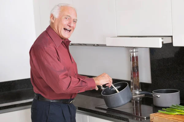 Porträt Eines Fröhlichen Alten Mannes Der Der Küche Essen Zubereitet — Stockfoto