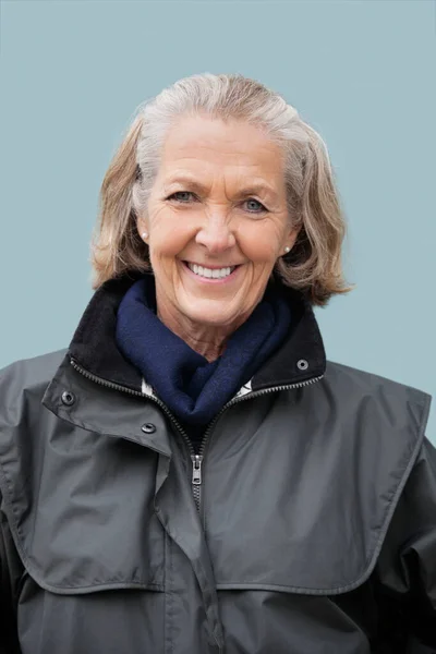 Portret Szczęśliwej Seniorki Niebieskim Tle — Zdjęcie stockowe