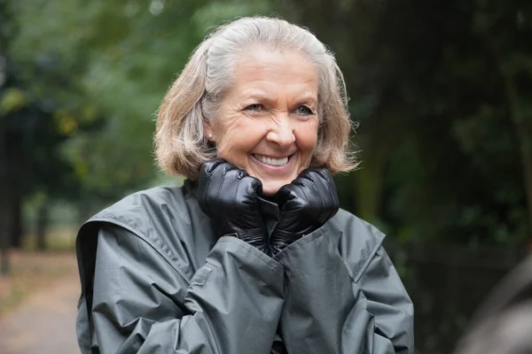 Mujer Mayor Feliz Abrigo Invierno Pie Parque — Foto de Stock