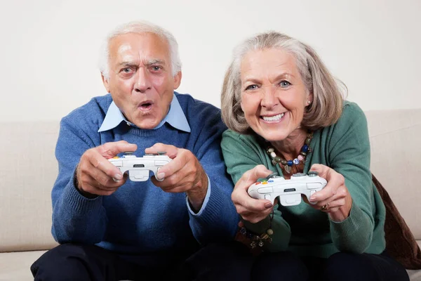 Πορτρέτο Του Ενθουσιασμένου Ηλικιωμένου Ζευγαριού Που Παίζει Βιντεοπαιχνίδι Στο Σπίτι — Φωτογραφία Αρχείου