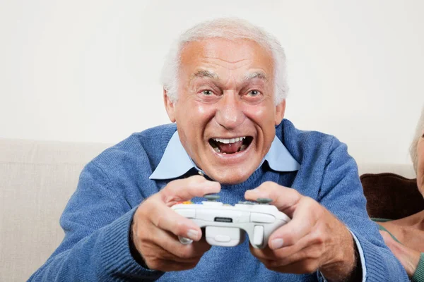 Retrato Anciano Emocionado Jugando Videojuego Casa —  Fotos de Stock