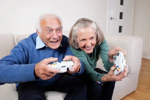 Entusiasta Pareja Mayor Jugando Videojuegos Casa —  Fotos de Stock