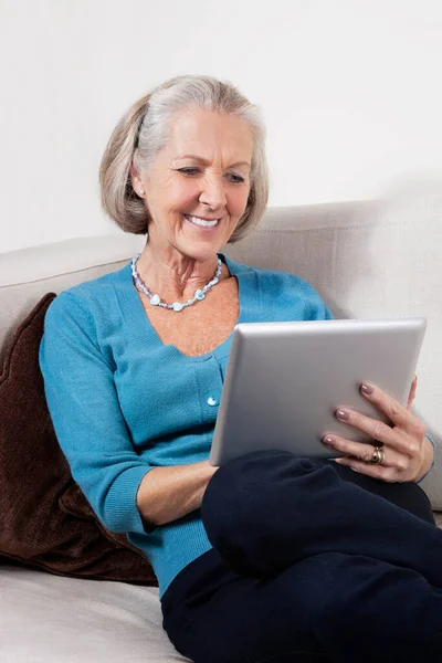 Mujer Mayor Feliz Usando Tableta Digital Casa — Foto de Stock