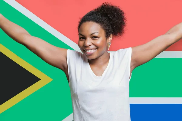 Retrato Jovem Afro Americana Sorrindo Contra Bandeira Sul Africana — Fotografia de Stock