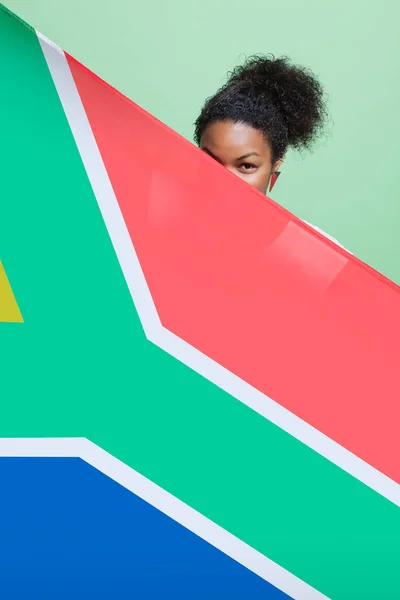 Retrato Una Joven Afroamericana Con Bandera Sudafricana Sobre Fondo Verde — Foto de Stock