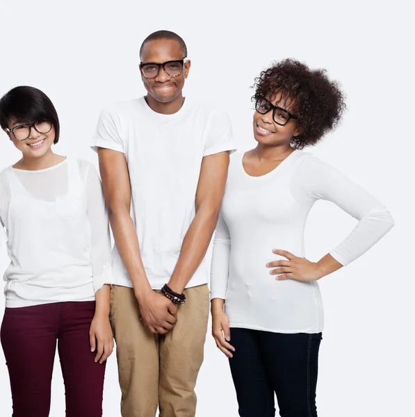 Retrato Jóvenes Amigos Multiétnicos Casuales Sonriendo Juntos Sobre Fondo Blanco —  Fotos de Stock