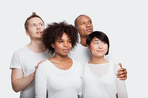 Unga Multietniska Vänner Vita Shirts Tittar Bort Över Vit Bakgrund — Stockfoto