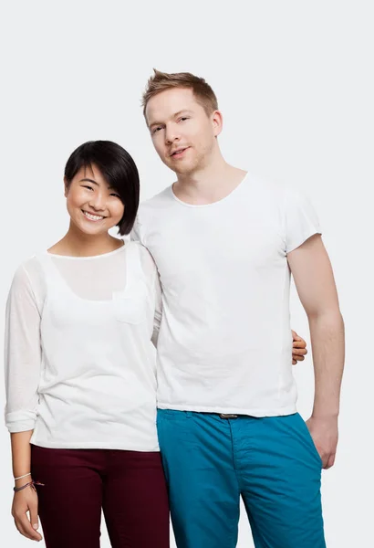 Retrato Pareja Joven Casuales Sonriendo Sobre Fondo Blanco —  Fotos de Stock