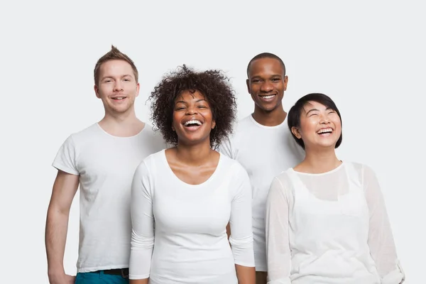 Retrato Jovens Amigos Multi Étnicos Alegres Vítimas Sobre Fundo Branco — Fotografia de Stock