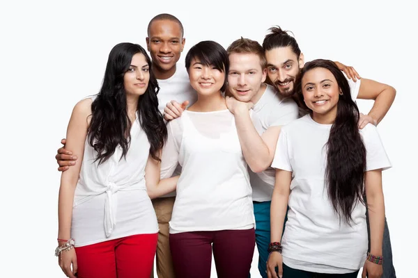 Retrato Jovens Amigos Multi Étnicos Vítimas Sorrindo Sobre Fundo Branco — Fotografia de Stock
