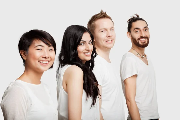 Beyaz Arka Planda Gülümseyen Çok Irklı Genç Arkadaşların Yan Görünüşü — Stok fotoğraf