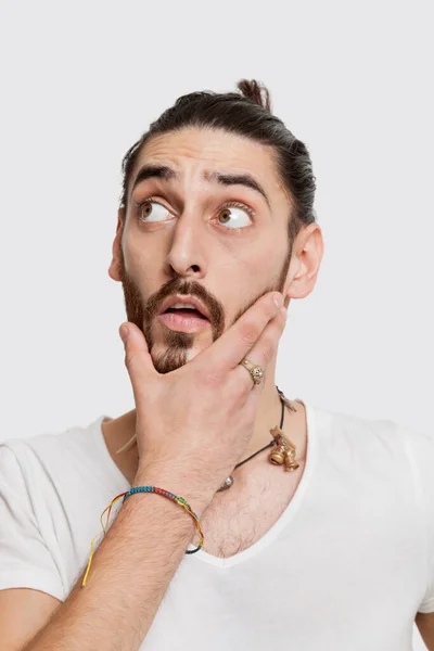 Hombre Joven Contemplativo Camiseta Blanca Con Mano Cara Sobre Fondo —  Fotos de Stock