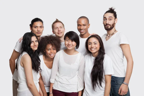 Retrato Jovens Amigos Multi Étnicos Sorrindo Juntos Contra Fundo Branco — Fotografia de Stock