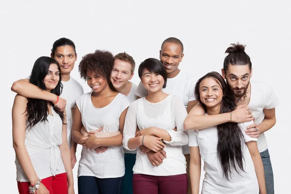 Retrato Cuatro Parejas Jóvenes Sonriendo Juntas Sobre Fondo Blanco — Foto de Stock