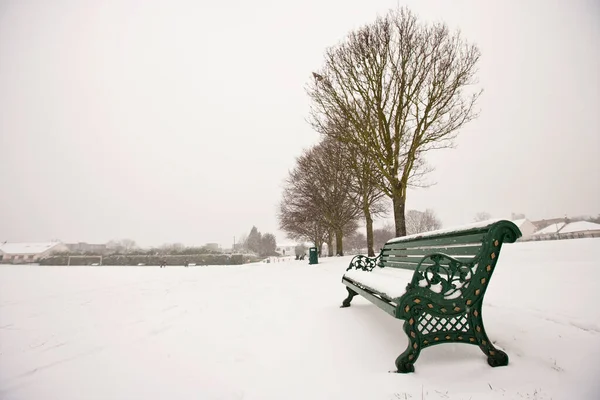 Park Bankı Park Karla Kaplı — Stok fotoğraf