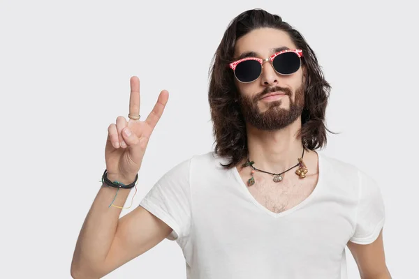 Homme Hippie En Lunettes De Soleil Rondes Avec Un Symbole De Paix Dans Le  Style Des Années 70 Fond Coloré