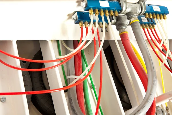 Arka Plandaki Bir Makinede Kablolar Kablolar Kapatın — Stok fotoğraf