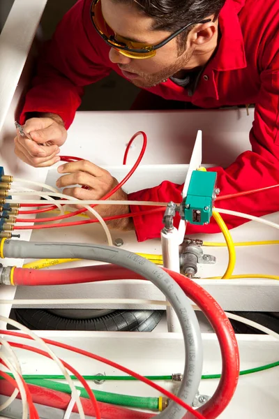 Técnico Que Inspecciona Circuito Cableado Colorido —  Fotos de Stock