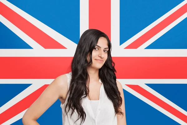 Portret Van Een Mooie Aziatische Vrouw Lachend Tegen Britse Vlag — Stockfoto