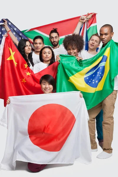 Beyaz Arkaplana Karşı Çeşitli Ulusal Bayraklar Taşıyan Çok Irklı Arkadaş — Stok fotoğraf